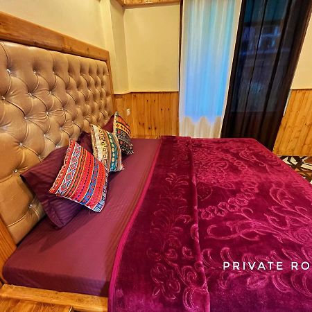 I Love Kasol Hostel & Rooftop Cafe Kültér fotó